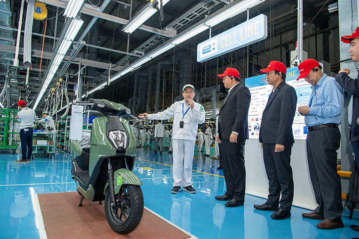 Xe máy điện Honda ICON e: là sản phẩm thuần điện đầu tiên mà thương hiệu Honda Nhật Bản ra mắt khách hàng Việt, đánh dấu cột mốc quan trọng sau khoảng 30 năm thống lĩnh thị trường xe máy xăng với thị phần chiếm khoảng 70-80%.
