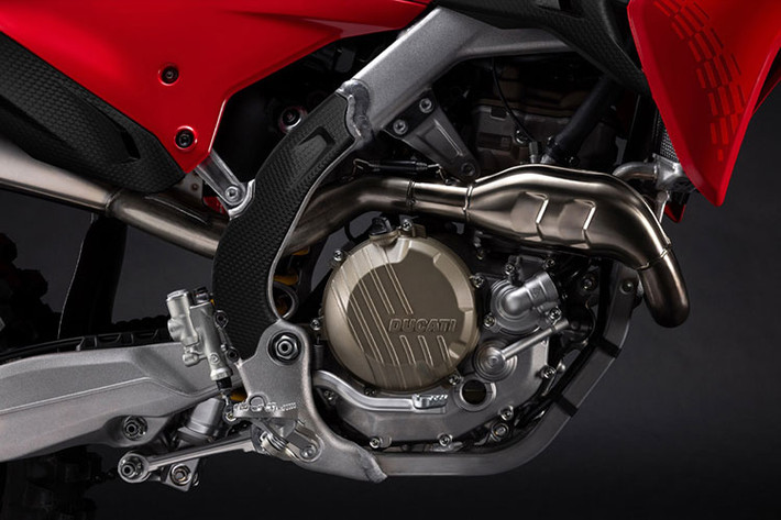 Hệ thống treo của Desmo 450 MX đến từ thương hiệu Showa. Phuộc trước là dạng hành trình ngược, đường kính 49 mm, hoàn toàn có thể điều chỉnh với hành trình 310 mm, có phủ lớp chống ma sát Kashima. Phuộc sau cũng cho khả năng điều chỉnh tương tự, với hành trình 301 mm.