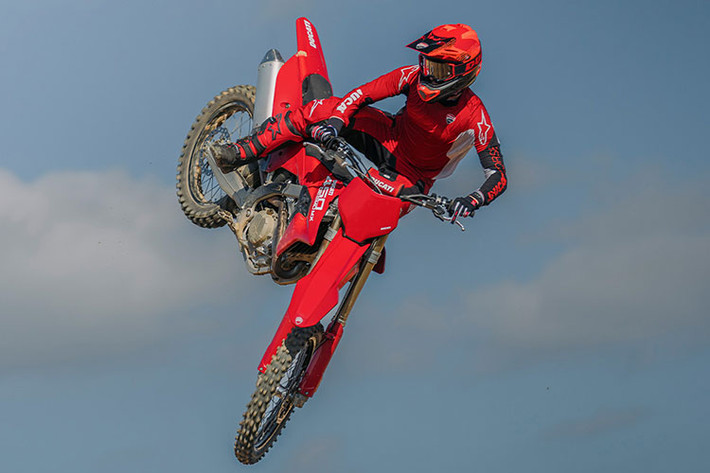 Dự kiến tháng 6 tới xe sẽ chính thức lên kệ tại thị trường châu Âu, mức giá xe Ducati New Desmo 450 MX khoảng 11.245 bảng (tương đương 373 triệu đồng). Đây là mức giá được đánh giá là hợp lý so với những gì mà mẫu mô tô offroad này được trang bị và từ giá trị thương hiệu của Ducati.