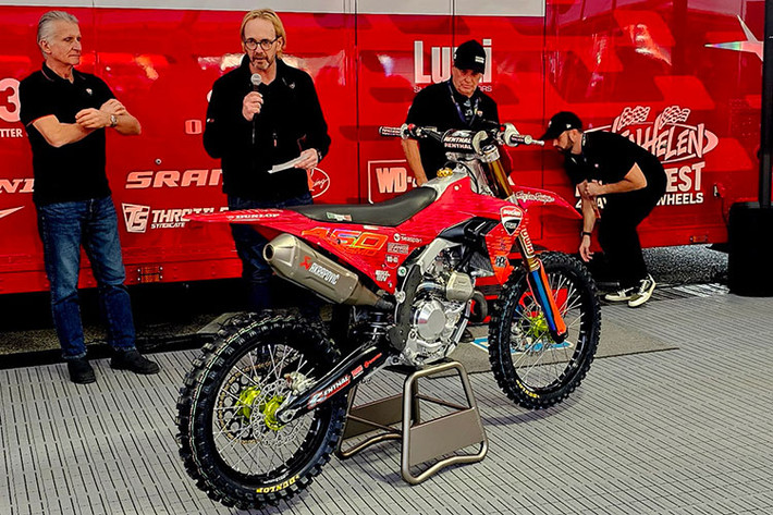 Công nghệ mới trên mẫu xe cào cào Ducati Desmo 450 MX 2026 bao gồm cả xe đua Desmosedici GP đang được Marc Marquez và Francesco Bagnaia sử dụng tại giải MotoGP hiện tại.