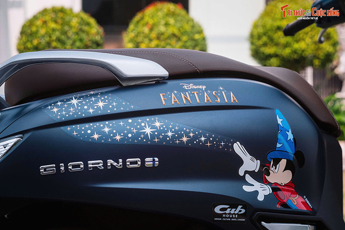 Phần yên xe của Honda Giorno+ Disney Fantasia thoải và phân tầng nhẹ, bọc lớp da màu nâu. Xe có kích thước dài x rộng x cao lần lượt 1.902 x 683 x 1.144 mm, tức nhỉnh hơn "người anh em" là chiếc Sh Mode (1.950 x 669 x 1.100 mm) đang bán chính hãng ở Việt Nam.