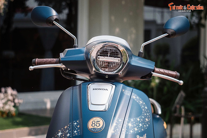 Honda Giorno+ Disney Fantasia đặc biệt tại Việt Nam vẫn trang bị đèn pha LED kèm dải định vị ban ngày ở giữa. Màu giàn áo xanh chủ đạo của xe là màu áo chuột Mickey. Ở yếm xe phía trước, logo kỷ niệm 85 năm ngày bộ phim ra đời được đặt ở giữa. Xe trang bị đèn xi-nhan dạng halogen.