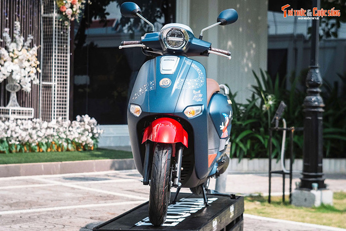 Ở Thái Lan, mẫu xe này có giá khoảng 2.193 USD (tương đương 55 triệu đồng). Với số lượng giới hạn cùng thiết kế độc đáo, mẫu xe hứa hẹn sẽ thu hút sự quan tâm của những tín đồ xe tay ga thời trang và người hâm mộ Disney.