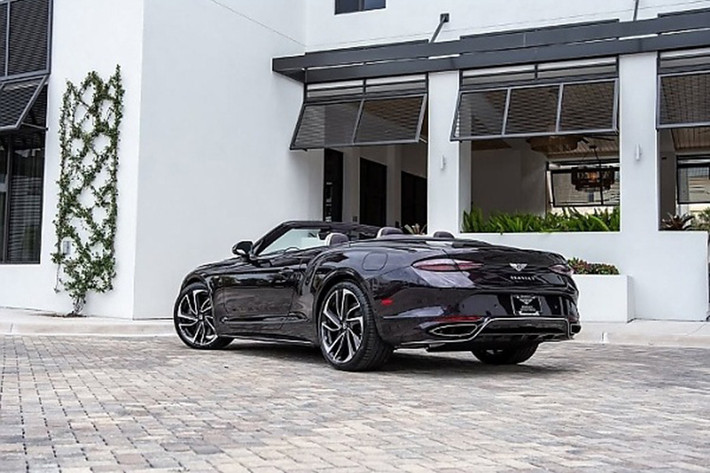 Một đặc quyền khác đi kèm với Bentley là chuyến đi đến Monterey cho Tuần lễ xe hơi vào tháng 8 năm nay. Bentley sẽ đưa những người chiến thắng đến khách sạn The Inn tại Spanish Bay trong 4 đêm với quyền tham quan các địa điểm VIP tại The Quail và lễ hội xe đẹp Pebble Beach Concours d'Elegance.