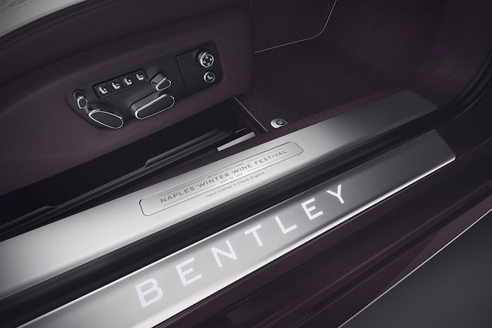 Xe được sơn màu nho tím mà Bentley gọi là "Damson", và được kết hợp với mui mềm màu xám kim loại cùng nội thất với da màu trắng và tím sẫm phù hợp. Tấm ốp táp lô cũng được phủ một lớp sơn mài piano màu trắng và một lớp sơn Damson khác.