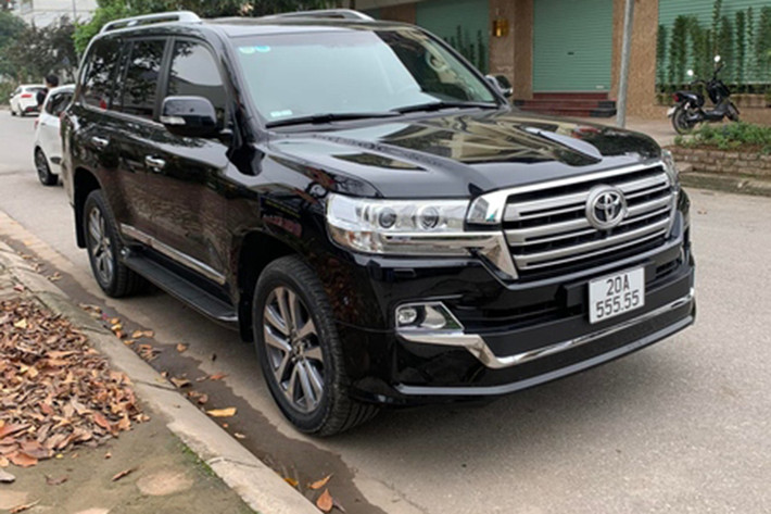 Toyota Land Cruiser 2022 mới được mệnh danh là "xe chủ tịch" ở Việt Nam, vì những người mua xe này không phải đại gia thì cũng là những "ông lớn" có tiếng. Chiếc trong bài có ngoại thất màu đen, đi kèm bộ mâm 5 chấu kép khỏe khoắn, xe thuộc sở hữu của một người đang sinh sống tại Thái Nguyên.