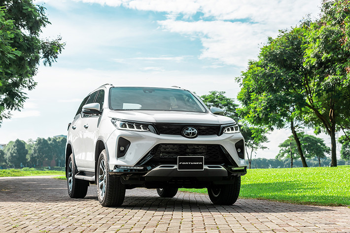 Toyota Việt Nam (TMV) đã chính thức giới thiệu Fortuner 2021 phiên bản nâng cấp facelift mới. Toyota Fortuner 2021 mang thiết kế mới thể thao, động cơ mạnh mẽ hơn, bên cạnh trang bị gói an toàn Toyota Safety SENSE. Toyota Fortuner 2021 mới hứa hẹn sẽ tiếp tục dẫn đầu phân khúc SUV 7 chỗ cỡ trung tại Việt Nam, khi các đối thủ đang mãi miết bám đuổi.