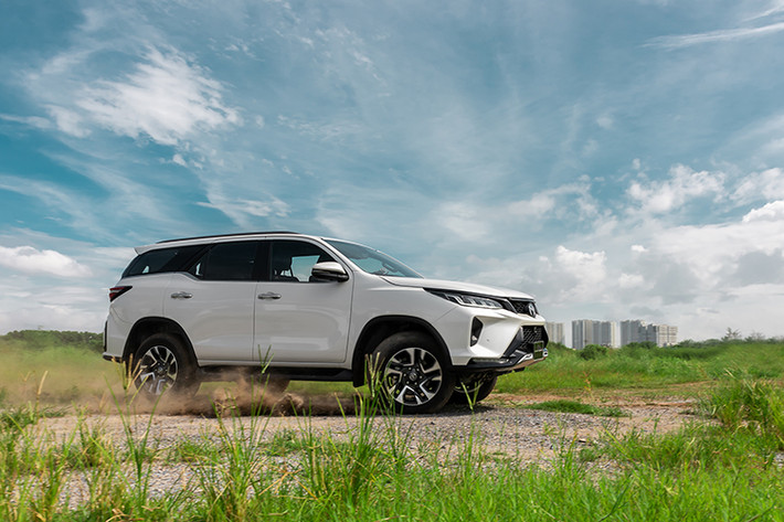 Giá xe Toyota Fortuner 2021 tại Việt Nam bản máy dầu từ 995 triệu đồng, cao nhất Fortuner Legender 2.8L 4x4 máy dầu là 1,426 tỷ đồng. Phiên bản máy xăng có gì từ 1,13 đến 1,23 tỷ đồng. Trong các phiên bản trên của Fortuner 2021, có thể thấy các phiên bản máy Dầu Legender 2.4 4x2 AT giá 1,195 tỷ đồng khá hấp dẫn cho các khách hàng thích xe máy dầu có ngoại hình thể thao, nội thất bắt mắt. Đây sẽ là đối thủ đáng gớm của Kia Sorento 2021 mới ra mắt tại Việt Nam.