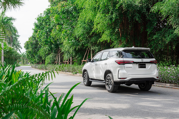 Toyota Fortuner 2021 Việt Nam sẽ tập trung hơn vào các phiên bản máy Dầu và bỏ bớt bản máy xăng. Cụ thể, trong 7 phiên bản bán ra, Fortuner 2021 có 5 phiên bản máy Dầu lắp ráp, đáng chú ý là có 2 bản Legender thể thao như bên Thái Lan và 2 phiên bản máy Xăng. Bản máy xăng TRD bị loại bỏ.