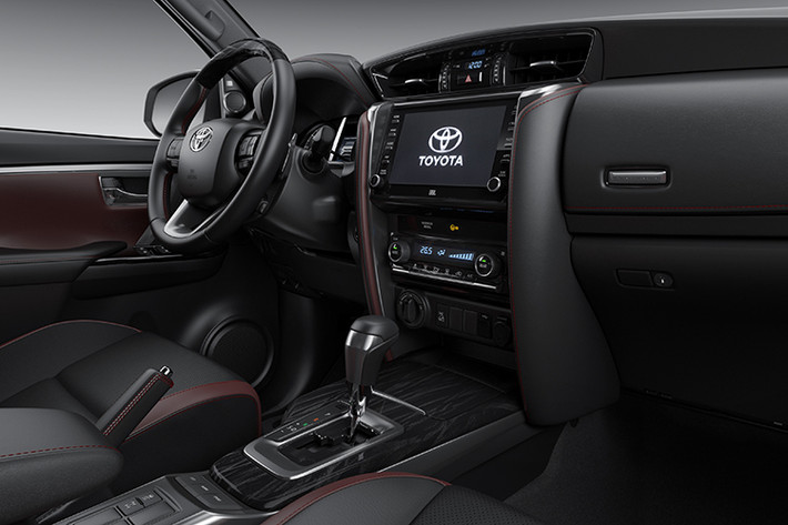 Tương tự như ở thị trường Thái Lan, Fortuner 2021 tại Việt Nam cũng được nâng cấp hệ thống an toàn và hỗ trợ lái hiện đại. Bên cạnh các hệ thống an toàn chủ động & bị động như cũ, Toyota Fortuner 2021 bản 2.8 có thêm gói trang bị an toàn Toyota Safety SENSE bao gồm: Cảnh báo trước va chạm PCS, Cảnh báo chệch làn đường, Kiểm soát hành trình thích ứng Cruise Control từ radar ở đầu xe (Dynamic Radar Cruise Control), Camera 360 độ hiển thị nhiều góc nhìn hỗ trợ đỗ xe linh hoạt.