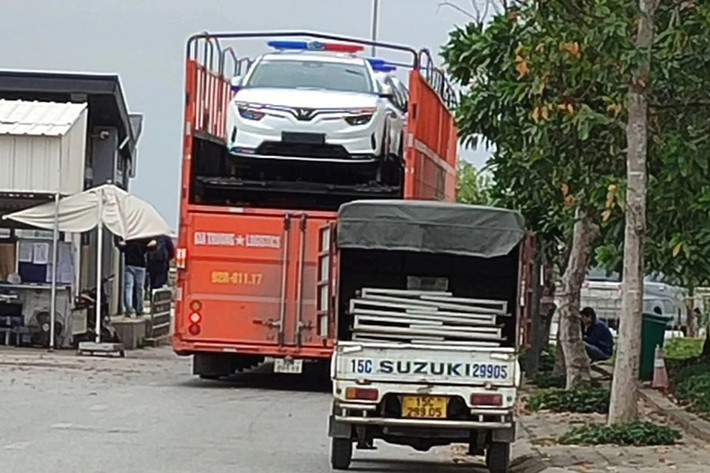 Cụ thể, trên mạng xã hội xuất hiện những hình ảnh được cho là xe điện VinFast VF8 chuyên dụng được vận chuyển trên những chiếc xe tải chở hàng, tuy nhiên điều gây chú ý khi những chiếc xe này trên nóc xe lại được trang bị những đèn hiệu của xe cảnh sát công vụ.