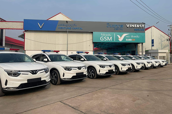 Bản Eco sẽ có giới hạn công suất ở mỗi mô tơ xuống còn 130kW và tổng công suất giảm xuống 260kW, mô-men xoắn cực đại còn 500Nm, đi kèm khả năng tăng tốc 0-100Km/h trong 5.9s. Trong khi đó, bản Plus có công suất đạt được là 300kW, mô-men xoắn 640kW khả năng tăng tốc 0-100Km/h dưới 5.5s.