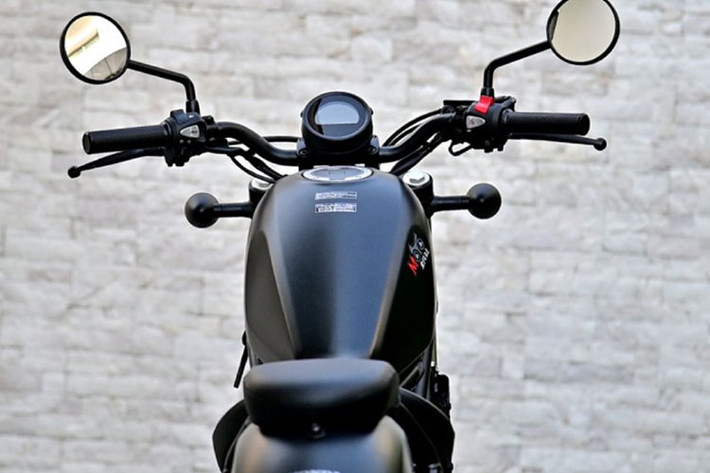 Honda sẽ bán Rebel 300 sẽ có 3 phiên bản là không có hoặc có E-Clutch, và bản độ sẵn S Edition E-Clutch được bổ sung các "đồ chơi" như yên chần vân quả trám, mào chắn gió đèn pha...