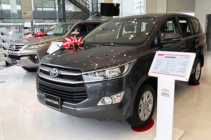 Theo thông tin từ một số đại lý xe hơi ở Hà Nội, giá xe giảm hiện nay đều nằm trong chiến lược giảm giá và đẩy hàng của các hãng, doanh nghiệp xe hơi. Trong bối cảnh cầu thị trường suy giảm, áp lực doanh số dồn vào những tháng cuối năm và sự ra mắt, thay thế của nhiều dòng xe mới khiến các hãng không thể không giảm giá mẫu cũ.