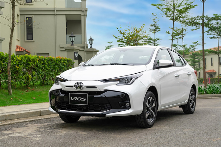 Toyota Vios: 2.137 xe Tháng 11 vừa qua, Toyota bán ra được 2.137 xe Vios, tăng 21,6 % so với tháng trước (với 1.757 xe). Mặc dù tăng trưởng, tuy nhiên Toyota Vios vẫn bị tụt 2 bậc xuống vị trí thứ 7 trong bảng xếp hạng. Tính tổng doanh số 11 tháng của năm 2024, Toyota đã có 12.706 xe Vios được bán ra thị trường.