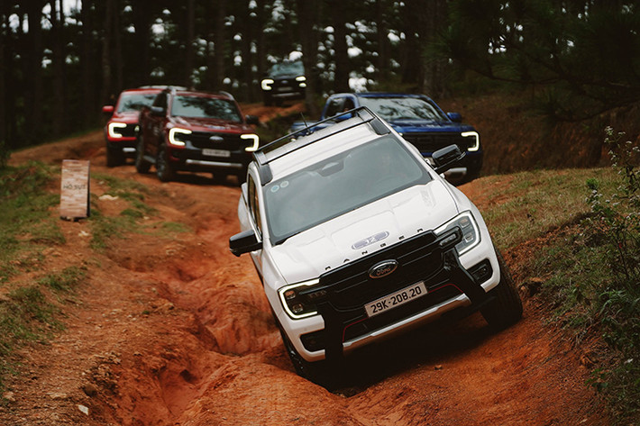 Ford Ranger: 2.257 xe Sự vươn lên của Honda City đã đẩy "vua" bán tải Ford Ranger từ vị trí thứ 3 xuống đứng thứ 4 của top. Dẫu vậy, doanh số bán xe Ranger vẫn tăng trưởng ấn tượng theo tháng khi có tới 2.257 chiếc được người Việt lựa chọn, tăng 20%.