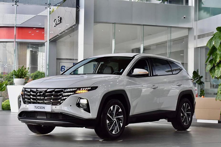 Hyundai Tucson: 1.584 xe Với 1,584 xe bán ra trong tháng 11, Hyundai Tucson tăng mạnh doanh số 183,8% so với tháng trước (558 xe). Điều này giúp mẫu xe của Hyundai quay trở lại top 10 sau thời gian dài vắng bóng với vị trí thứ 8. Doanh số luỹ kế của Hyundai Tucson trong 11 tháng đầu năm đạt 5.671 xe.