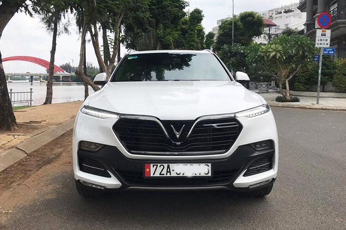 Xe cũng sở hữu dải đèn LED định vị kéo dài xuống lưới tản nhiệt mang phong cách hiện đại, kết hợp với chi tiết crôm bóng bên phải của logo tạo nên chữ "F", ký tự thứ hai trong cái tên của thương hiệu xe Việt. Kích thước của xe (DxRxC) lần lượt: 4.940 x 1.960 x 1.773mm đi cùng với chiều dài cơ sở 2.933mm.