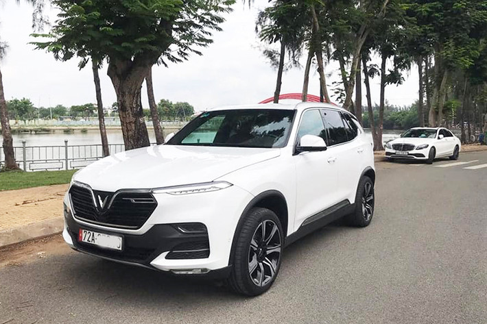 Những chiếc VinFast "chạy lướt" ngày càng xuất hiện nhiều trên thị trường mua bán xe đã qua sử dụng. Chiếc VinFast Lux SA2.0 đời 2019 phiên bản cao cấp xuất hiện trong bài viết này là một ví dụ, xe chỉ mới lăn bánh khoảng 6.000 km và đã ra biển số tại Vũng Tàu, tuy nhiên chủ xe hiếm khi cho xe lăn bánh ra đường.