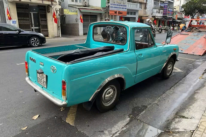 Xe chỉ có sẵn dưới dạng xe 2 cửa, nhưng có nhiều kiểu thân xe, từ xe sedan cơ sở đến xe wagon, mui trần, xe coupe và thậm chí là xe tiện ích coupe (xe bán tải), tồn tại lâu hơn các mẫu xe khác một thập kỷ và tạo ra các mẫu xe khác, chẳng hạn như Toyota Sports 800 và Toyota MiniAce .