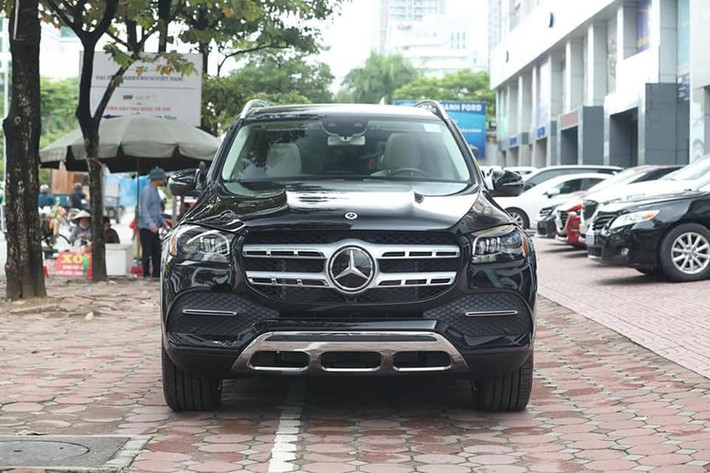 Phiên bản GLS 450 4Matic 2020 nhập Mỹ cũng sở hữu cụm đèn trước và sau dạng LED thiết kế kiểu mới. Cụm đèn pha là loại MultiBeam LED gồm 84 bóng LED hiệu suất cao có tầm chiếu lên đến 650 m và khả năng tự động điều chỉnh thích ứng theo điều kiện giao thông và thời tiết. Lưới tản nhiệt 2 nan đi kèm logo ngôi sao 3 cánh to bản chính giữa. Cản trước làm từ kim loại mạ chrome được làm vuốt ngược lên.