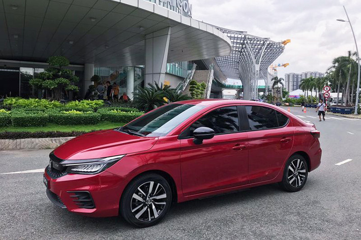 Chiếc City trong ảnh thuộc bản RS, khẳng định tin đồn trước đây về việc City mới tại thị trường Việt sẽ có cả bản RS là hoàn toàn chính xác. Phiên bản Honda City RS 2021 mới có ngoại hình thể thao hơn, khỏe khoắn hơn. Theo nhiều nguồn tin cho hay, Honda City 2021 mới sẽ lắp ráp tại Việt Nam và có diện mạo giống hệt như bản RS nhập khẩu ở Thái Lan.