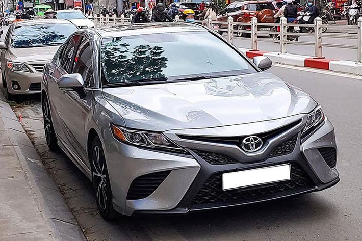 Mới đây, một chiếc Toyota Camry SE 2021 mới bất ngờ lăn bánh trên phố Việt. Chiếc xe này mang cấu hình của đời đầu thuộc thế hệ thứ 8. Thị trường Mỹ vừa đón nhận bản nâng cấp với sự thay đổi nhẹ. Cụm lưới tản nhiệt có nhiều chi tiết đan xen, mang đến sự mạnh mẽ. Hốc hút gió giả hai bên đã được tách biệt.