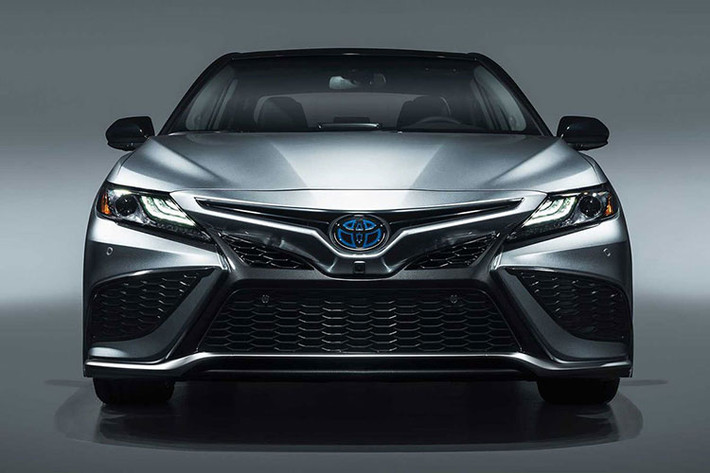 Thiết kế Toyota Camry tại Việt Nam trước đây thường khác biệt lớn so với bản bán tại thị trường ôtô toàn cầu, nhưng hiện tại đã có sự tương đồng. Hai bản đang bán tại Việt Nam có thiết kế khá giống bản LE tại Mỹ. Tuy nhiên, Toyota cung cấp cho thị trường Mỹ 12 lựa chọn khác nhau, chênh lệch khá nhiều so với đội hình gồm 2 phiên bản tại thị trường Việt Nam.