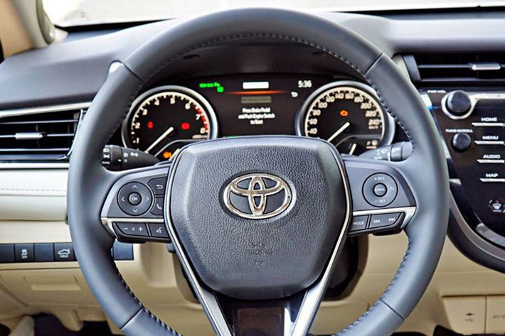Ngoài ra, xe còn sở hữu hệ thống giải trí T-Connect Telematics, hệ thống âm thanh JBL cao cấp, các cổng sạc USB, nút điều chỉnh đặt gọn gàng xung quanh màn hình cảm ứng 8 inch. Vô-lăng 3 chấu bọc da, tích hợp phím bấm chức năng.