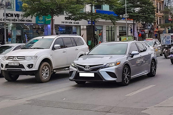 Toyota Camry thế hệ thứ 8 sở hữu kích thước 4.885 x 1.840 x 1.445 mm. Chiều dài trục cơ sở 2.825 mm. Ở thế hệ mới, xe sử dụng nền tảng Toyota New Global Architecture (TNGA). Toyota Camry trang bị thép cường độ cao, công nghệ đúc mới nhằm cải thiện độ cứng cáp, không tăng nhiều trọng lượng.
