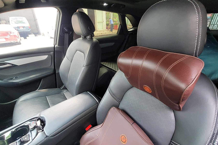 Giống như các mẫu ôtô điện khác của VinFast, VF7 cũng được trang bị loạt tính năng hỗ trợ lái nâng cao (ADAS) tiên tiến như: giám sát hành trình thích ứng, cảnh báo lệch làn, cảnh báo va chạm phía trước, cảnh báo phương tiện cắt ngang phía sau, cảnh báo điểm mù, cảnh báo mở cửa, phanh tự động khẩn cấp phía trước, hệ thống camera 360 độ...