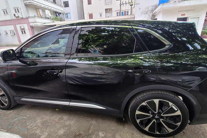 Vinfast VF7 có chiều dài, chiều rộng và chiều cao lần lượt là 4.545mm, 1.890mm và 1.635mm. Xe nằm ở phân khúc SUV/CUV cỡ C, ngang với Mazda CX-5, Hyundai Tucson hay Kia Sportage.