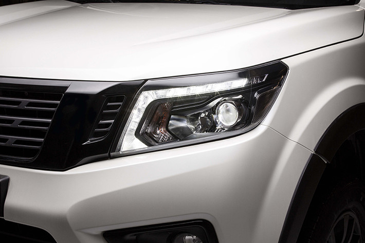 Bên cạnh đó, Nissan Navara Black Edition A-IVI cũng gây ấn tượng bằng thiết kế ngoại thất hiện đại, mạnh mẽ và thể thao trên tông màu đen chủ đạo đi kèm những tông màu của logo dạng decal thể thao trên thân xe.