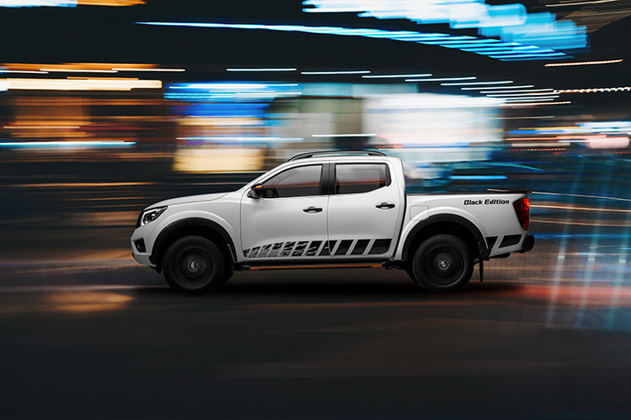 Navara Black Edition A-IVI được trang bị loạt tính năng công nghệ Chuyển động thông minh của Nissan như Hệ thống quan sát xung quanh xe thông minh, Hệ thống chống bó cứng phanh (ABS), Hệ thống phân phối lực phanh điện tử (EDB), Hệ thống cân bằng điện tử (VDC) và hạn chế trơn trượt (ABLS), Hệ thống hỗ trợ khởi hành ngang dốc (HSA) và kiểm soát đổ đèo (HDC)...