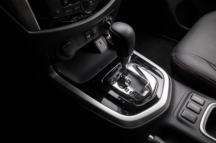 Nissan Navara Black Edition A-IVI sử dụng động cơ dầu có dung tích 2.5 lít cùng hộp số tự động 7 cấp, hệ thống điều khiển cầu điện tử trang bị trên xe cho phép người lái linh hoạt điều chuyển giữa các chế độ 1 cầu (2WD), 2 cầu nhanh (4H) và 2 cầu chậm (4LO) giúp việc chinh phục các cung đường khó trở nên đơn giản và nhẹ nhàng hơn.