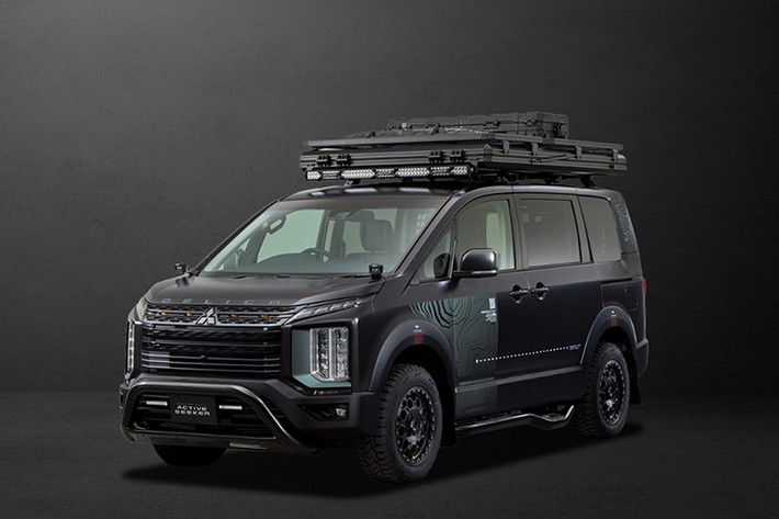 Mitsubishi đang chuẩn bị một màn trình diễn ấn tượng tại Tokyo Auto Salon 2025 với sự xuất hiện của 8 mẫu xe concept. Trong đó, nổi bật nhất là Mitsubishi Outlander PHEV Night Seeker 2025 mới, mẫu SUV lấy cảm hứng từ trò chơi điện tử nổi tiếng Metal Gear Solid.