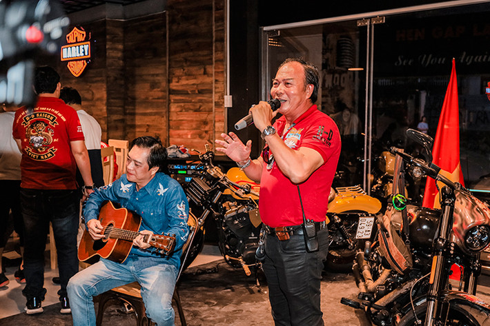 Restaurant & Harley do một số thành viên đam mê môtô tại Đà Lạt, Sài Gòn và Tây Nguyên sáng lập lên. Đây không chỉ là nơi tập trung các thành viên đam mê môtô Harley-Davidson và các dòng xe phân khối lớn tại riêng thành phố Đà Lạt - nó còn là nơi giao lưu trao đổi kinh nghiệm khi chạy xe hay tìm kiếm những cung đường.