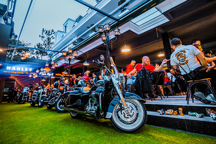 Không chỉ thiết kế và mang phong cách đâm chất dân chơi Harley-Davidson, được biết những thành viên sáng lập ra nhà hàng này còn đang xây dựng một kho dữ liệu nhằm hỗ trợ tra cứu thông tin xe những mẫu xe Harley-Davidson hàng hiếm và những dòng môtô danh tiếng toàn cầu...