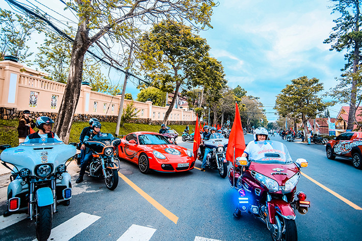 Được biết, ngoài việc kết nối với những niềm đam mê Harley-Davidson và môtô phân khối lớn... những thành viên của nhà hàng Restaurant & Harley còn thường xuyên cùng những người bạn mê xe của mình tổ chức những chuyến khám phá vùng miền trên khắp Việt Nam và đi cùng với đó là những chương trình thiện nguyện cho những hoàn cảnh khó khăn tại những điểm trường, cá nhân ở những địa phương từ Nam ra Bắc.