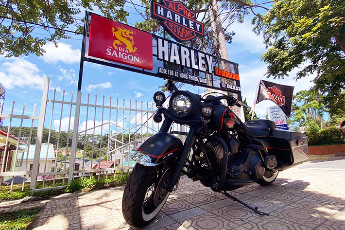 Toạ lạc tại số 15B đường Lê Hồng Phong, giữa trung tâm thành phố Đà Lạt - nhà hàng Restaurant & Harley được xem là điểm đến thú vị của dân mê xe môtô phân khối lớn, cũng như các doanh nhân… và đặc biệt là những tín đồ của dòng xe cơ bắp Mỹ - Harley-Davidson mỗi khi ghé thăm thành phố ngàn hoa.