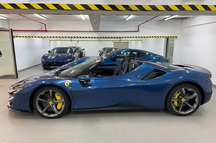 Mãi đến nay, tay chơi siêu xe này mới nhá vài tấm ảnh về chiếc siêu xe mui trần Ferrari SF90 Spider của mình và qua đó cho thấy, xe đã có mặt trong garage của vợ chồng Đàm Thu Trang. Như vậy, đây nhiều khả năng sẽ là chiếc siêu xe thứ 2 đang có mặt trong biệt thự của Cường Đô la, chiếc còn lại là Ferrari F8 Tributo màu đỏ.