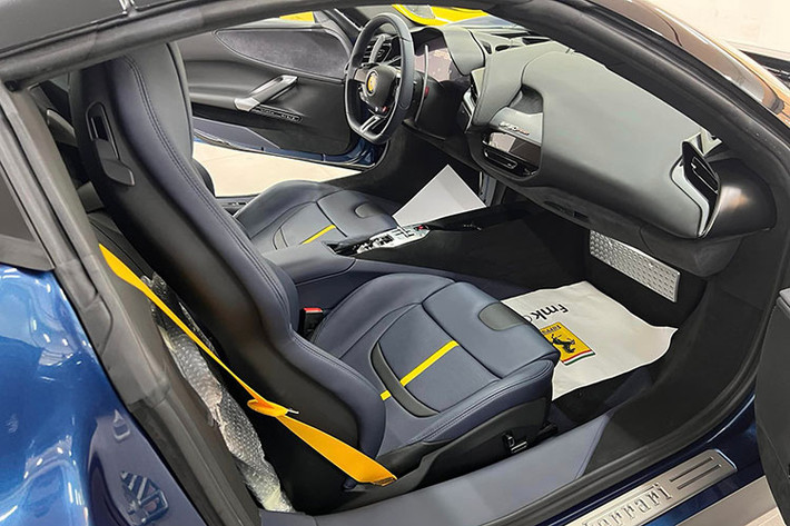 Trên chiếc Ferrari SF90 Spider này, Cường Đô la đã yêu cầu cá nhân hóa một chi tiết thể hiện cho riêng mình ở trong nội thất. Trong đó, logo CT (tên viết tắt của Cường - Trang và còn là logo chuỗi nhà hàng của doanh nhân này cùng vợ đang kinh doanh) không còn xuất hiện dưới dạng dán đề-can mà được hãng Ferrari khắc trên 1 tấm huy hiệu có logo của hãng, tên phiên bản xe.