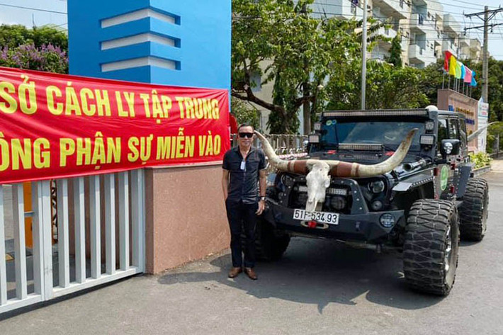 Mới đây, chiếc xe Jeep Wrangler độ khủng đã được chủ nhân sử dụng để chở đồ đi ủng hộ chống dịch Covid-19 tại TP HCM. Được biết, ông chủ thương hiệu võng xếp Duy Lợi đã trực tiếp đem những chiếc võng xếp đến cho những người hùng thầm lặng chống dịch Covid-19 tại ký túc xá Đại Học Quốc Gia, quận Thủ Đức. Ngoài ra ông còn tặng hơn 1.500 võng xếp khác đến cho một chương trình ủng hộ các chốt biên phòng.