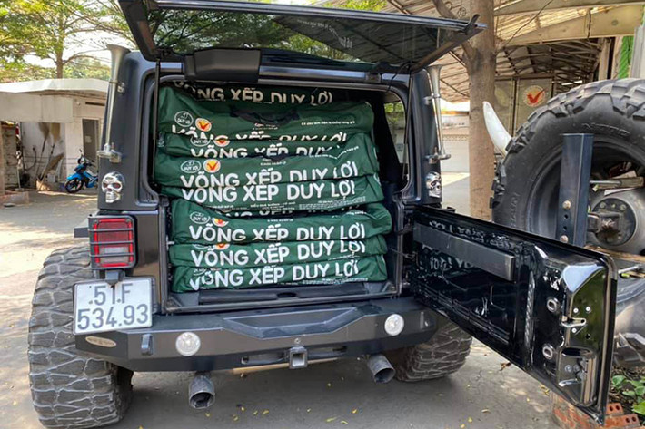Với những chiếc võng xếp của doanh nghiệp được dành tặng để phục vụ cho các tình nguyện viên ở trung tâm cách ly dịch bệnh Covid-19 ở ký túc xá đại học quốc gia TP HCM. Đây dù là hành động nhỏ nhưng cũng rất ý nghĩa, cảm thông với hoàn cảnh các tình nguyện viên phải ngủ nghỉ ngay trên nền đất ngoài trời.
