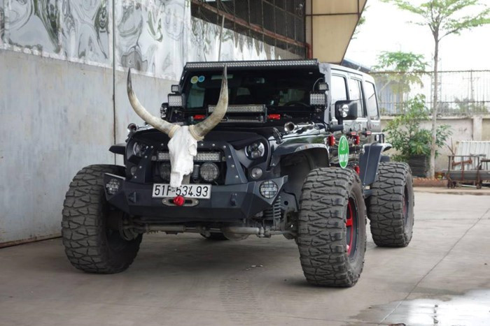 Được biết, khi về đến thị trường Việt Nam, giá xe Jeep Wrangler Unlimited Sport nguyên bản lên đến 185 ngàn USD (tương đương 4,2 tỷ đồng). Được biết ngoài chiếc xe Jeep này ômg chủ Võng xếp duy lợi còn sở hữu xe thể thao Chevrolet Camaro ZL1, Chevrolet Corvette Z06, Audi A5 Coupe, Range Rover hay SUV hạng sang Cadillac Escalade.