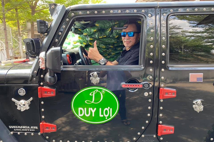 Chiếc xe địa hình Jeep Wrangler phiên bản Unlimited Sport độ cực dị của ông chủ Duy Lợi lại đảm nhận công việc làm xe vận chuyển võng xếp. Đáng chú ý chính là việc chiếc xe được chất đầy 1.000 võng xếp ở trong khoang lái để mang đến cho những người tại khu phòng chống dịch.
