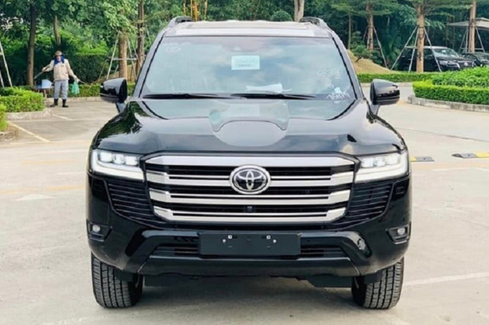 Toyota Land Cruiser giữ vững phong độ với 19 xe được khách hàng Việt lựa chọn, đúng bằng kết quả kinh doanh của tháng 2/2024. Dù sở hữu thế mạnh vượt trội về khả năng vận hành cũng như trang bị an toàn và tính tiện nghi nhưng Land Cruiser không phải là lựa chọn của số đông khách Việt do nương ở mức giá lăn bánh gần 5 tỷ đồng.