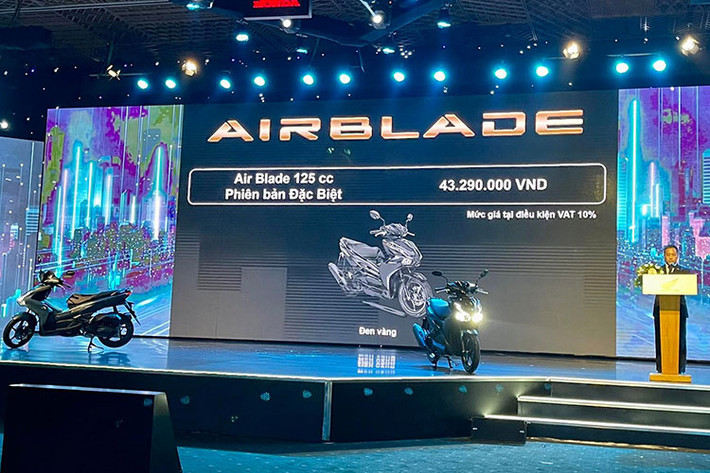Bên cạnh việc sở hữu khối động cơ mạnh mẽ vượt trội, phiên bản Air Blade mới được tích hợp nhiều tiện ích cao cấp như: Cổng sạc USB tiện lợi (Loại A) kèm nắp chống nước cải tiến được trang bị cho cả hai phiên bản Air Blade 160cc/125cc; hệ thống khóa thông minh Honda SMART Key; hộc đựng đồ cỡ lớn nhờ vào sự cải tiến về cấu trúc khung xe...