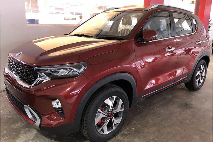 Ngoài Kia Sonet, một mẫu xe khác cùng phân khúc cũng rục rịch ra mắt Việt Nam là Toyota Razie. Mẫu xe này đã được Toyota đăng ký quyền bảo hộ kiểu dáng công nghiệp với Cục Sở hữu Trí tuệ Việt Nam tuy nhiên đến thời điểm hiện tại vẫn chưa có thông tin gì thêm.