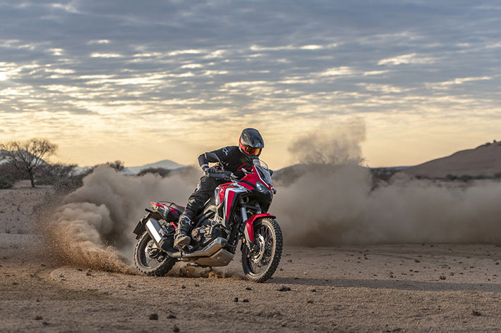 Trong khi phiên bản tiêu chuẩn được thiết kế tập trung cho khả năng vận hành off-road thì phiên bản Adventure Sport lại hướng đến khả năng chinh phục những chặng đường dài nhờ những trang bị bao gồm: phuộc điện tử Showa EERA cao cấp cho phép tự động điều chỉnh tải trước lò xo và độ nén nhả tùy theo điều kiện vận hành với 4 chế độ: Off Road, Hard, Mid, Soft và khả năng điều chỉnh tới 24 cấp độ khác nhau. Hệ thống Showa EERA sẽ tự động điều chỉnh các thông số của phuộc trước, sau tùy theo chế độ mà người lái đang chọn để mang tới khả năng vận hành lý tưởng ở mọi dải tốc độ và địa hình.